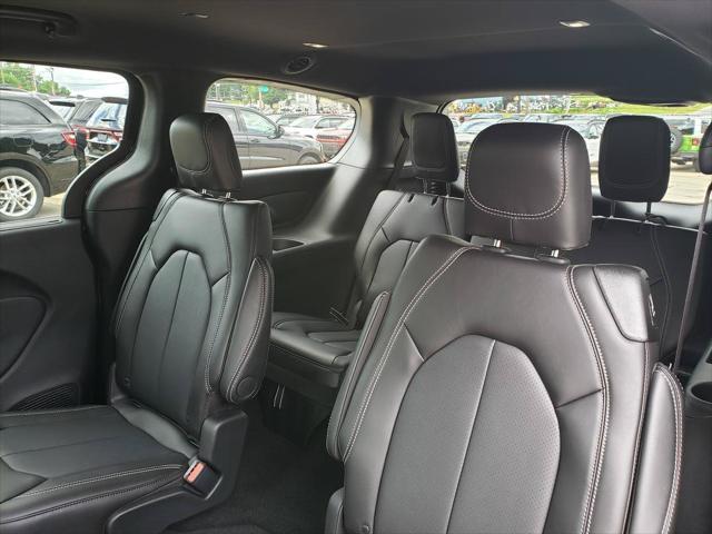 2026 Chrysler Pacifica Select AWD