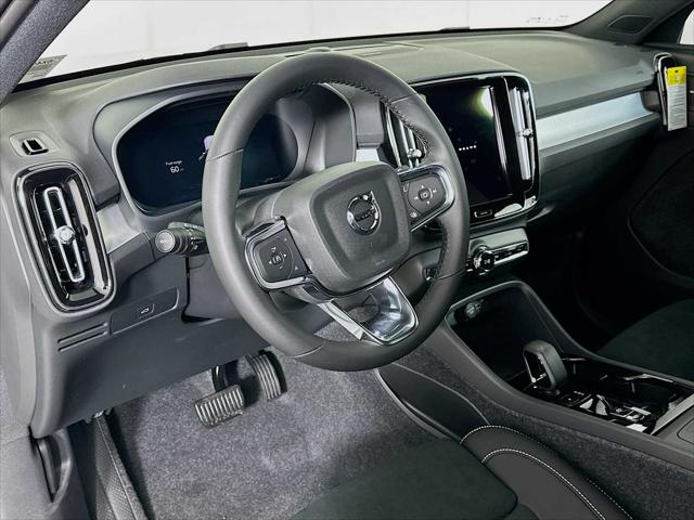 2026 Volvo XC40 Black Edition Ultra, B5 AWD Gas (mild hybrid)