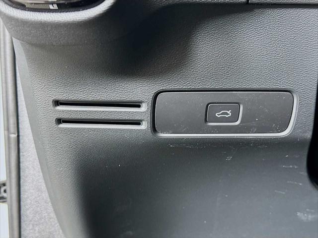 2026 Volvo XC40 Black Edition Ultra, B5 AWD Gas (mild hybrid)