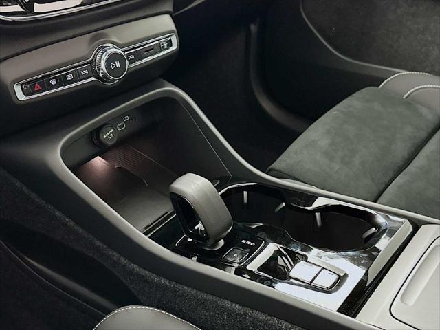 2026 Volvo XC40 Black Edition Ultra, B5 AWD Gas (mild hybrid)