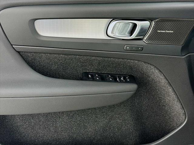 2026 Volvo XC40 Black Edition Ultra, B5 AWD Gas (mild hybrid)