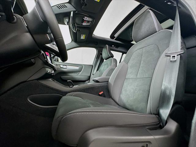 2026 Volvo XC40 Black Edition Ultra, B5 AWD Gas (mild hybrid)