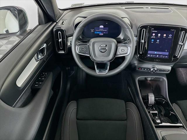 2026 Volvo XC40 Black Edition Ultra, B5 AWD Gas (mild hybrid)