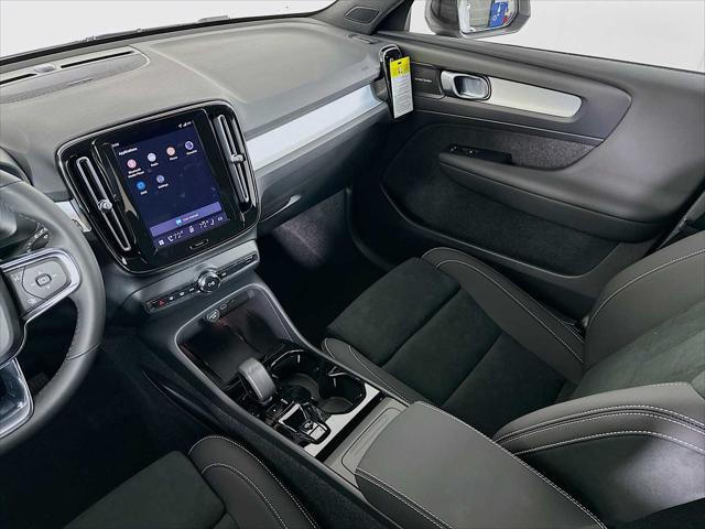 2026 Volvo XC40 Black Edition Ultra, B5 AWD Gas (mild hybrid)