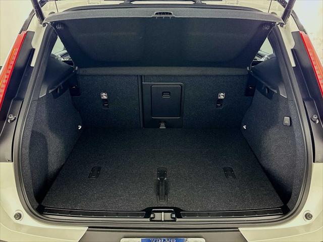 2026 Volvo XC40 Black Edition Ultra, B5 AWD Gas (mild hybrid)