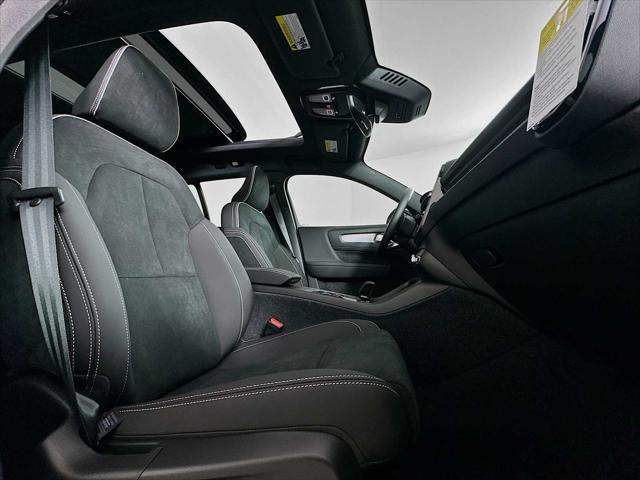 2026 Volvo XC40 Black Edition Ultra, B5 AWD Gas (mild hybrid)