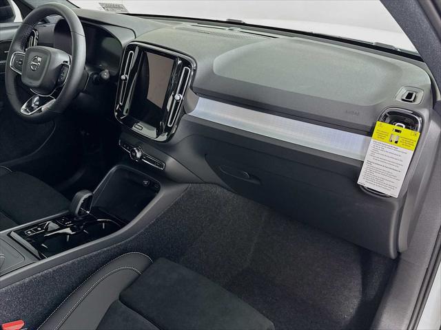 2026 Volvo XC40 Black Edition Ultra, B5 AWD Gas (mild hybrid)