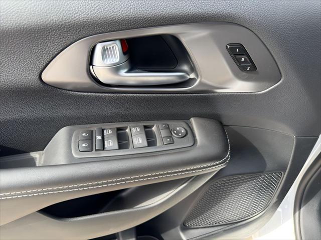 2026 Chrysler Pacifica Select AWD