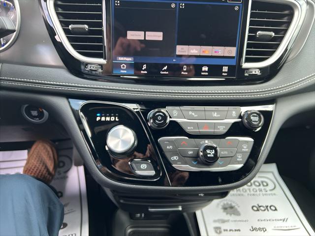 2026 Chrysler Pacifica Select AWD