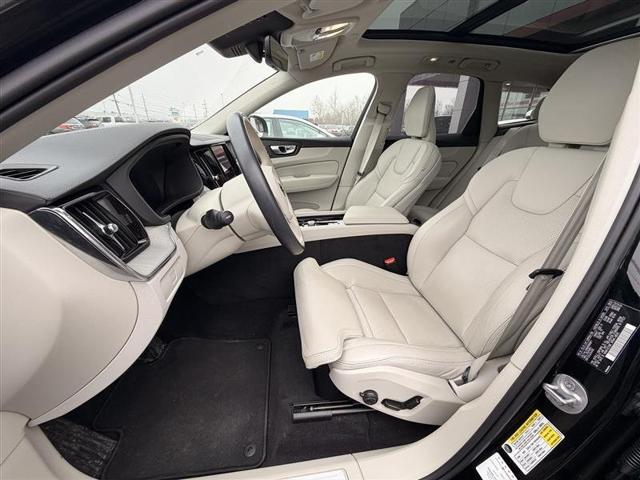 2024 Volvo XC60 B5 Ultimate Dark Theme