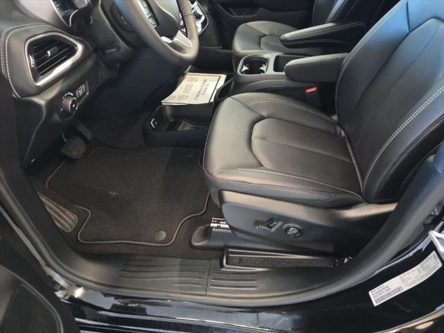 2026 Chrysler Pacifica Select AWD