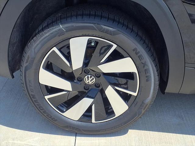 2026 Volkswagen Atlas Cross Sport SE with Technology