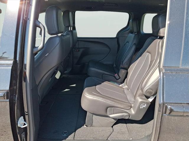 2026 Chrysler Pacifica Select AWD