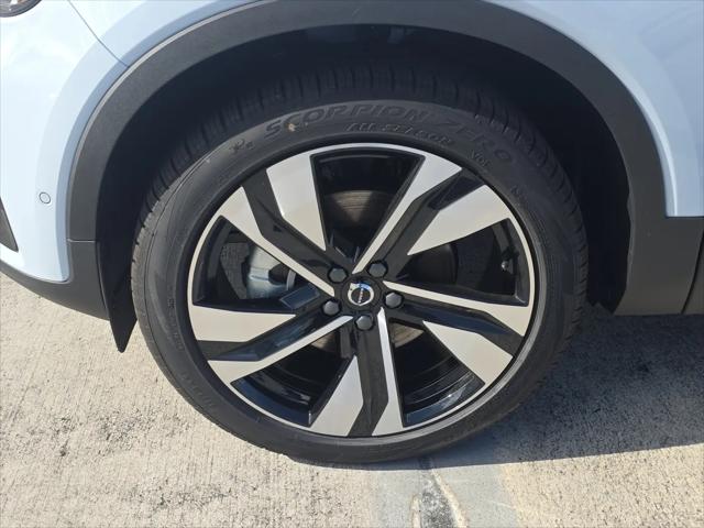 2026 Volvo XC40 Plus, B5 AWD Gas (mild hybrid), Dark
