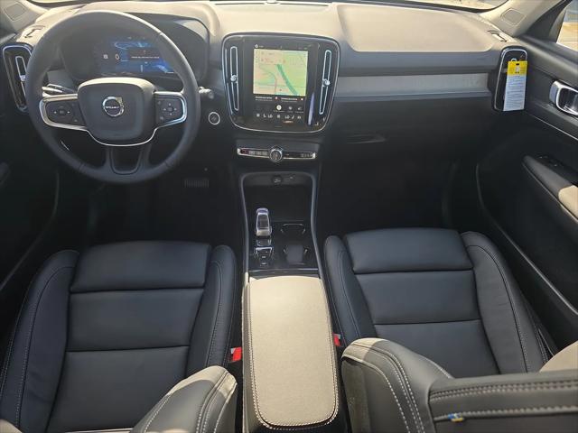 2026 Volvo XC40 Plus, B5 AWD Gas (mild hybrid), Dark