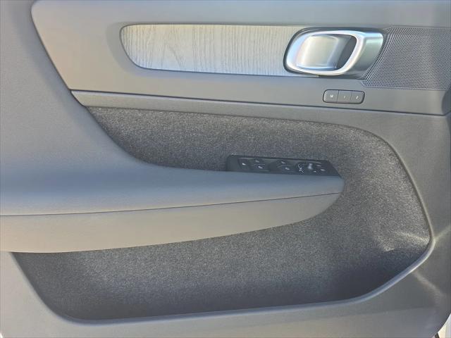 2026 Volvo XC40 Plus, B5 AWD Gas (mild hybrid), Dark
