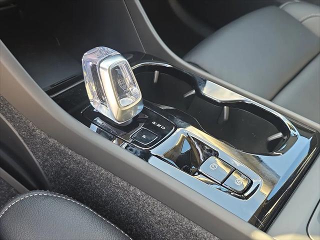 2026 Volvo XC40 Plus, B5 AWD Gas (mild hybrid), Dark