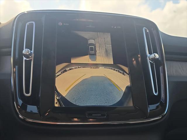 2026 Volvo XC40 Plus, B5 AWD Gas (mild hybrid), Dark