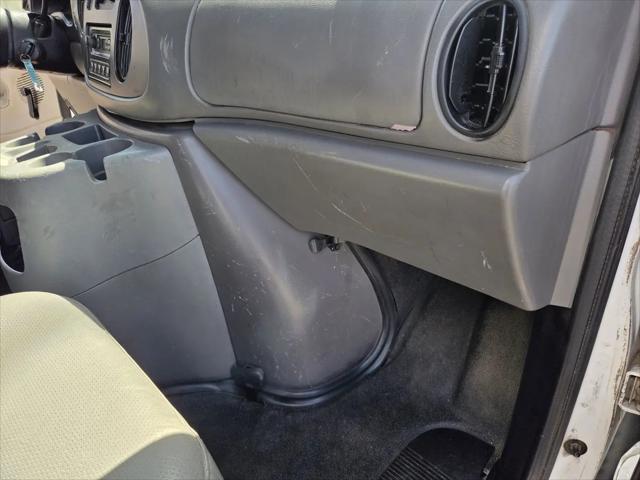 2000 Ford E-350 Cutaway E-350