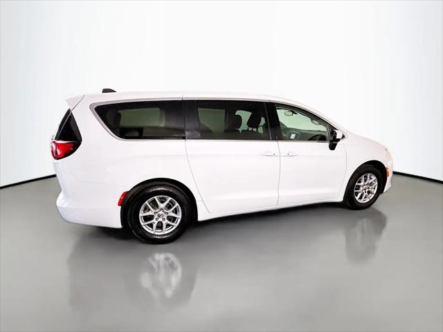 2022 Chrysler Voyager LX