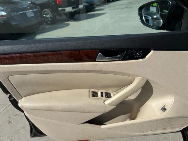 2012 Volkswagen Passat 2.5L SEL Premium
