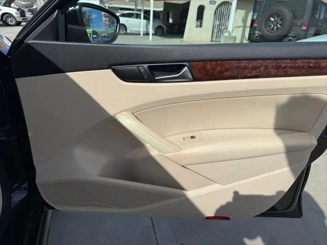2012 Volkswagen Passat 2.5L SEL Premium