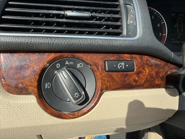 2012 Volkswagen Passat 2.5L SEL Premium