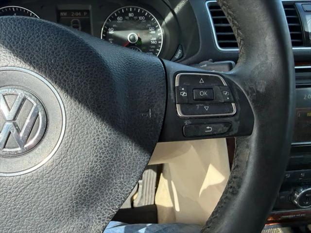 2012 Volkswagen Passat 2.5L SEL Premium