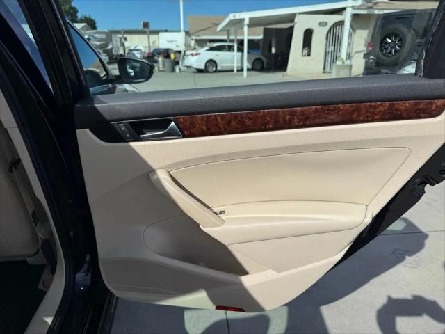 2012 Volkswagen Passat 2.5L SEL Premium