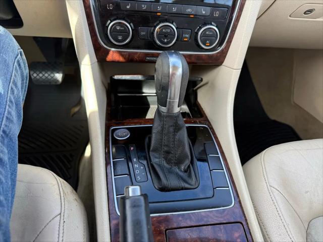 2012 Volkswagen Passat 2.5L SEL Premium