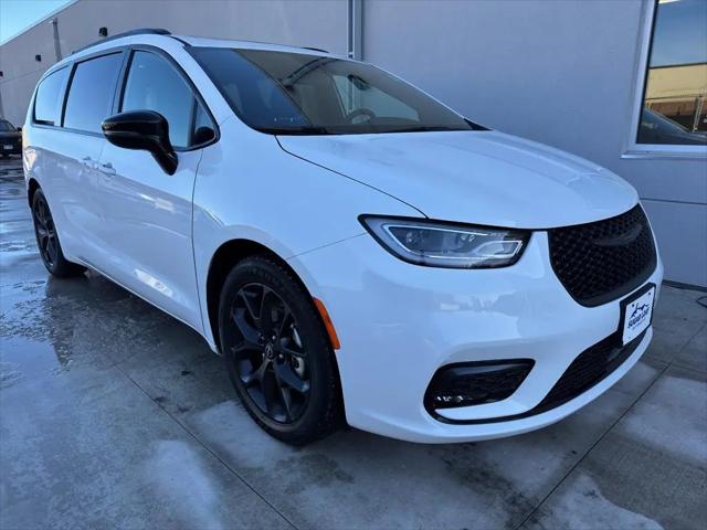2025 Chrysler Pacifica Limited for sale in Winona, MN