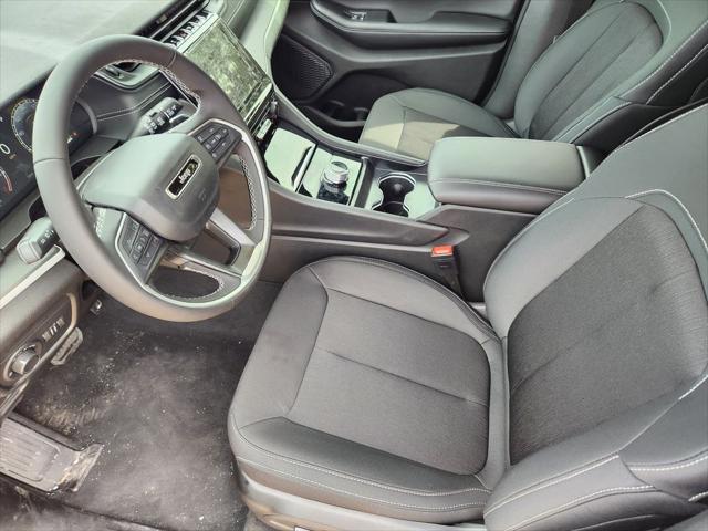 2026 Jeep Grand Cherokee Laredo 4x2