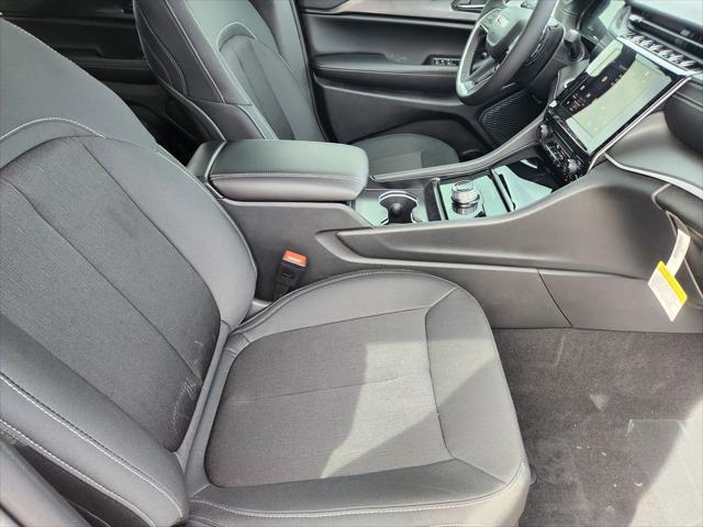 2026 Jeep Grand Cherokee Laredo 4x2