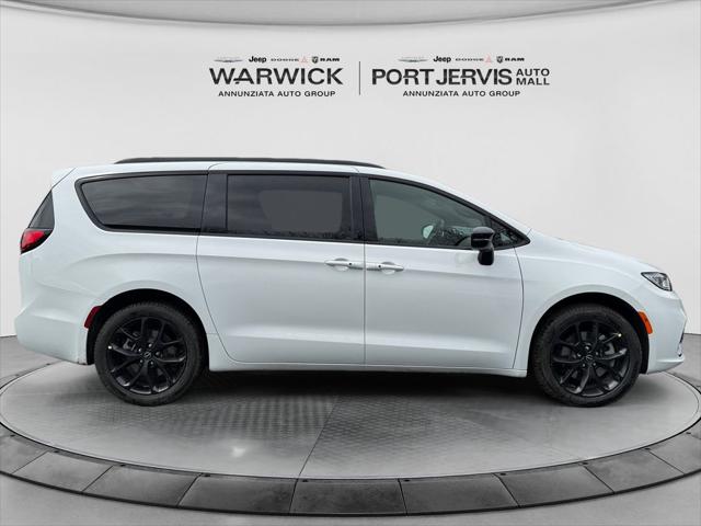 2026 Chrysler Pacifica Select AWD