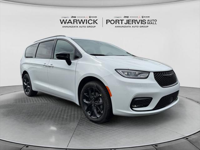 2026 Chrysler Pacifica Select AWD