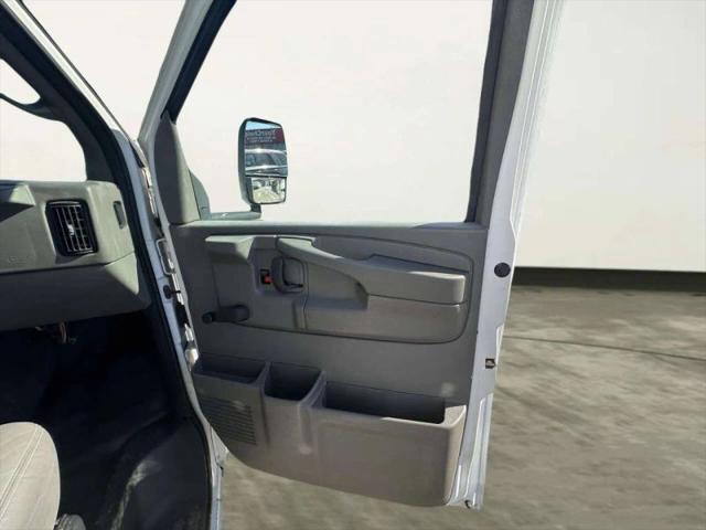 2007 GMC Savana Cutaway Work Van