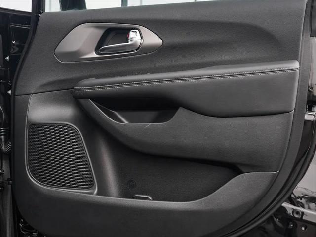 2026 Chrysler Pacifica Select AWD