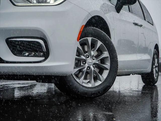2026 Chrysler Pacifica Select AWD