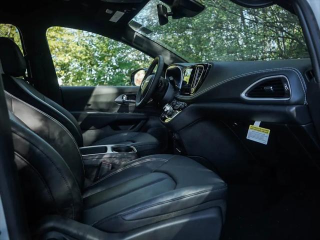 2026 Chrysler Pacifica Select AWD