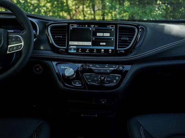 2026 Chrysler Pacifica Select AWD
