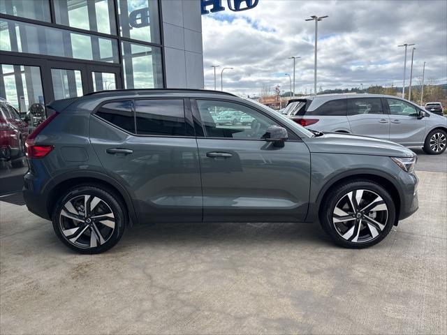 2026 Volvo XC40 Ultra, B5 AWD Gas (mild hybrid), Dark