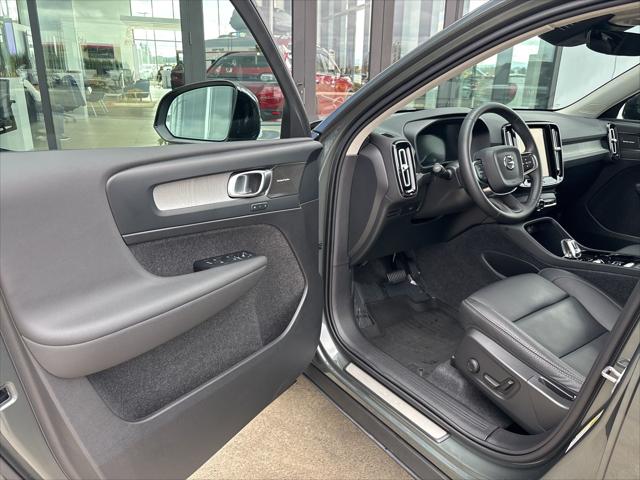 2026 Volvo XC40 Ultra, B5 AWD Gas (mild hybrid), Dark