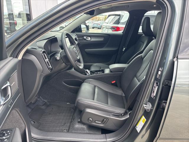 2026 Volvo XC40 Ultra, B5 AWD Gas (mild hybrid), Dark