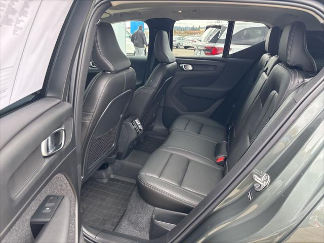 2026 Volvo XC40 Ultra, B5 AWD Gas (mild hybrid), Dark