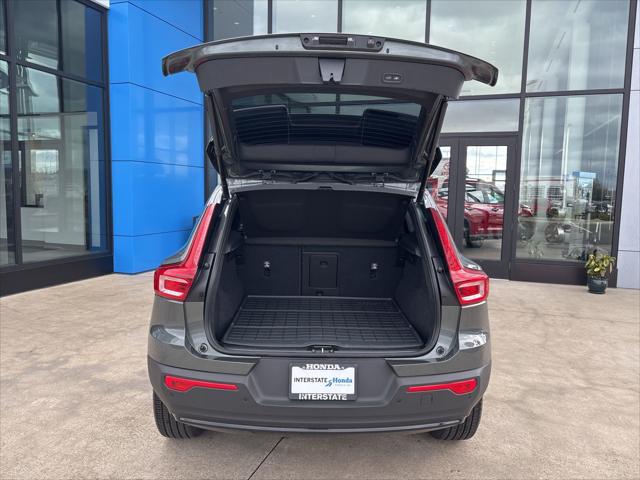 2026 Volvo XC40 Ultra, B5 AWD Gas (mild hybrid), Dark