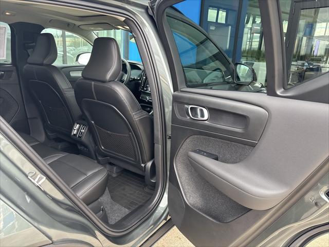 2026 Volvo XC40 Ultra, B5 AWD Gas (mild hybrid), Dark