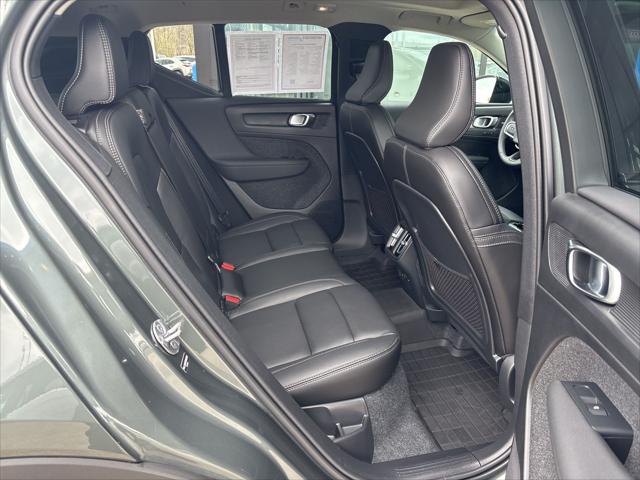 2026 Volvo XC40 Ultra, B5 AWD Gas (mild hybrid), Dark