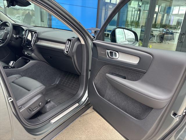 2026 Volvo XC40 Ultra, B5 AWD Gas (mild hybrid), Dark