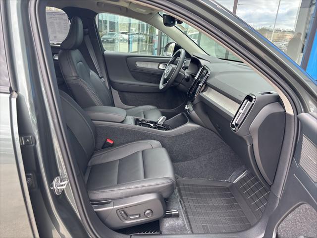 2026 Volvo XC40 Ultra, B5 AWD Gas (mild hybrid), Dark