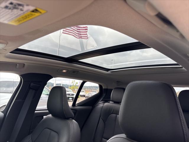 2026 Volvo XC40 Ultra, B5 AWD Gas (mild hybrid), Dark